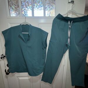 Figs Rafaela Top Medium and Yola skinny pant large scrub set